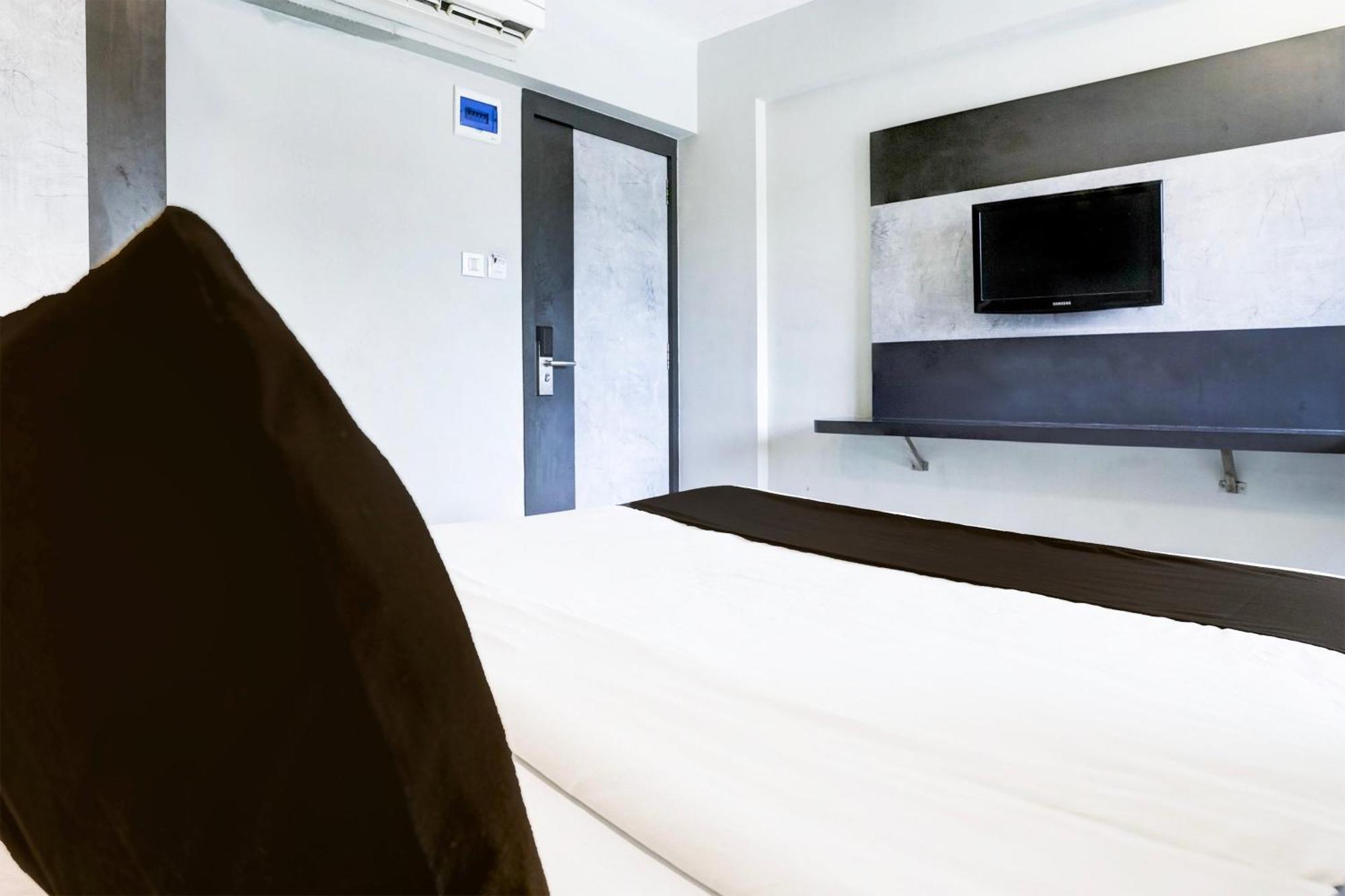 Hotel Super Townhouse Oak Vashi Turambhe Exterior foto