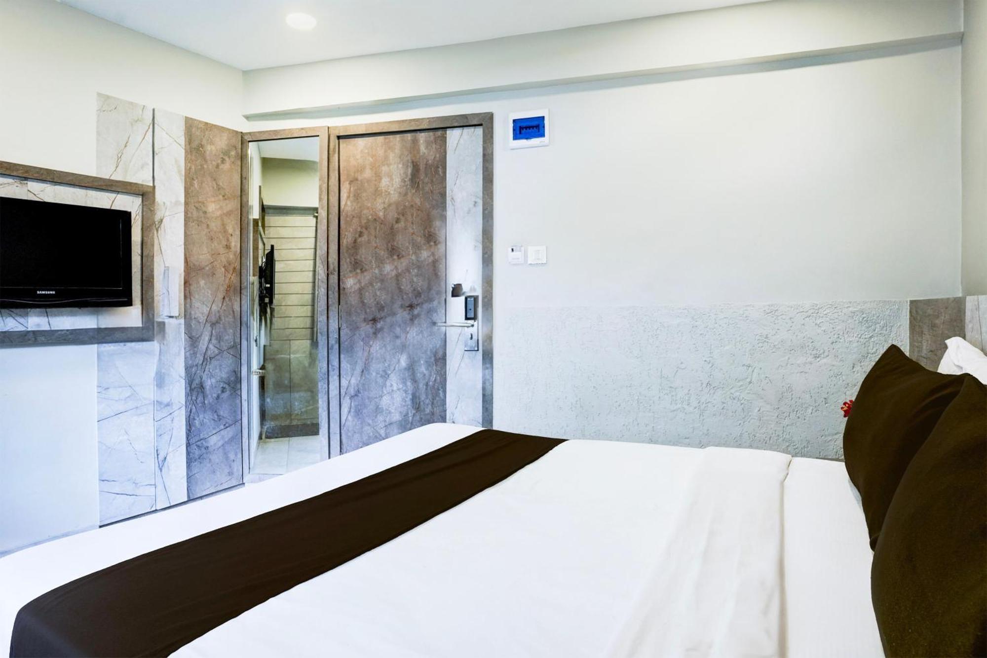 Hotel Super Townhouse Oak Vashi Turambhe Exterior foto