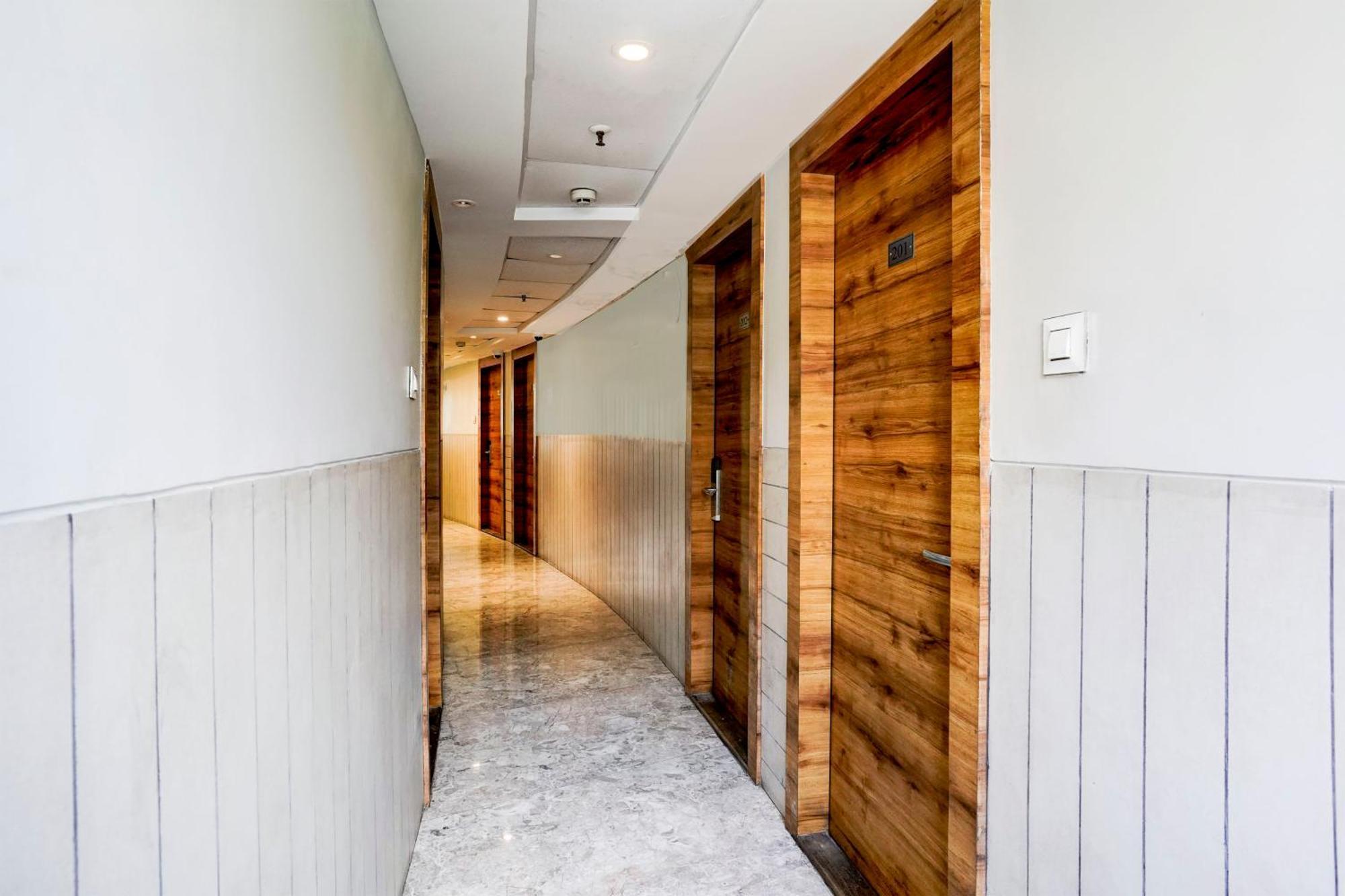 Hotel Super Townhouse Oak Vashi Turambhe Exterior foto